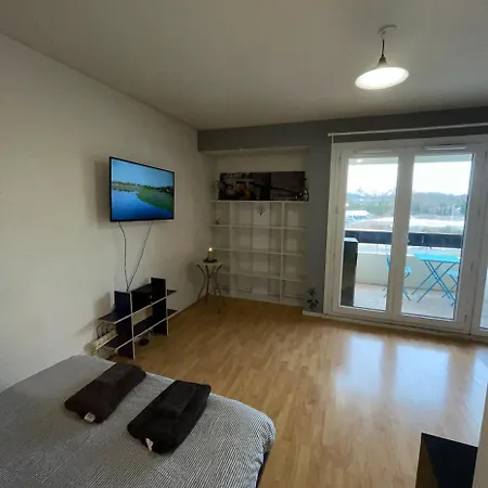 Apartment Geneva Residences - Colourful By The Border